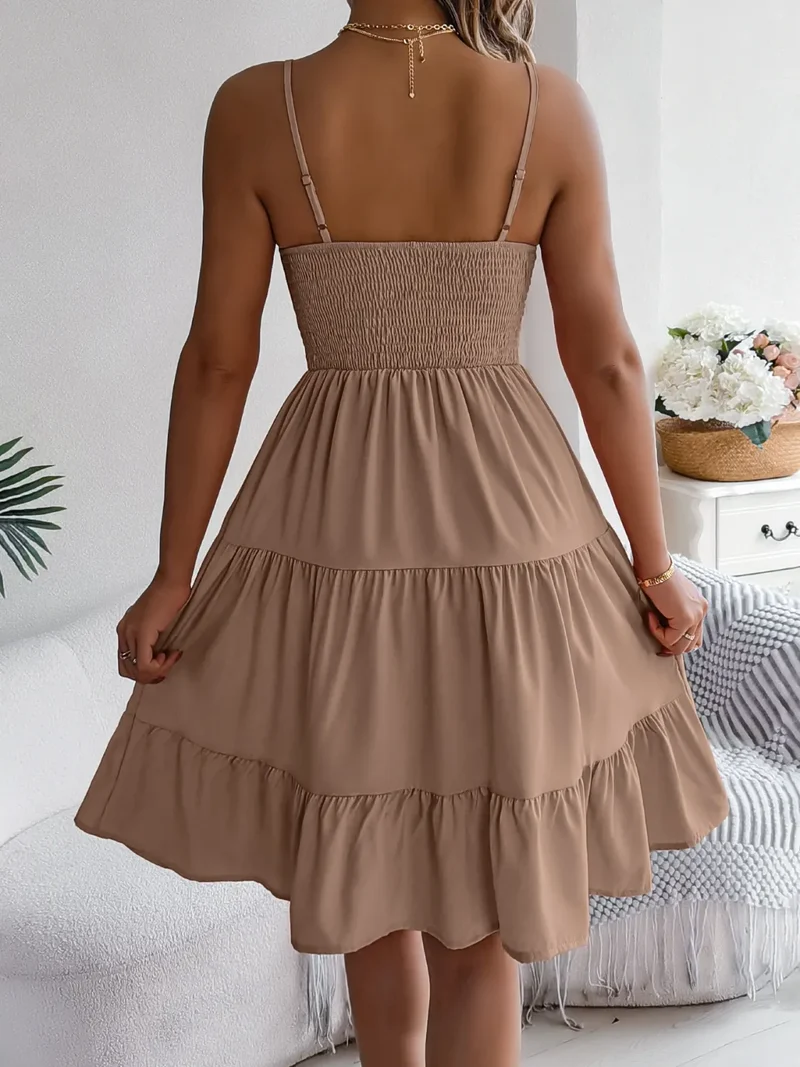 Robe camisole à volants et dos froncé
